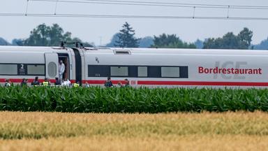  Die Polizei und Spurensicherung ermitteln nach einem Angriff in einem ICE in Straßkirchen, Bayern.