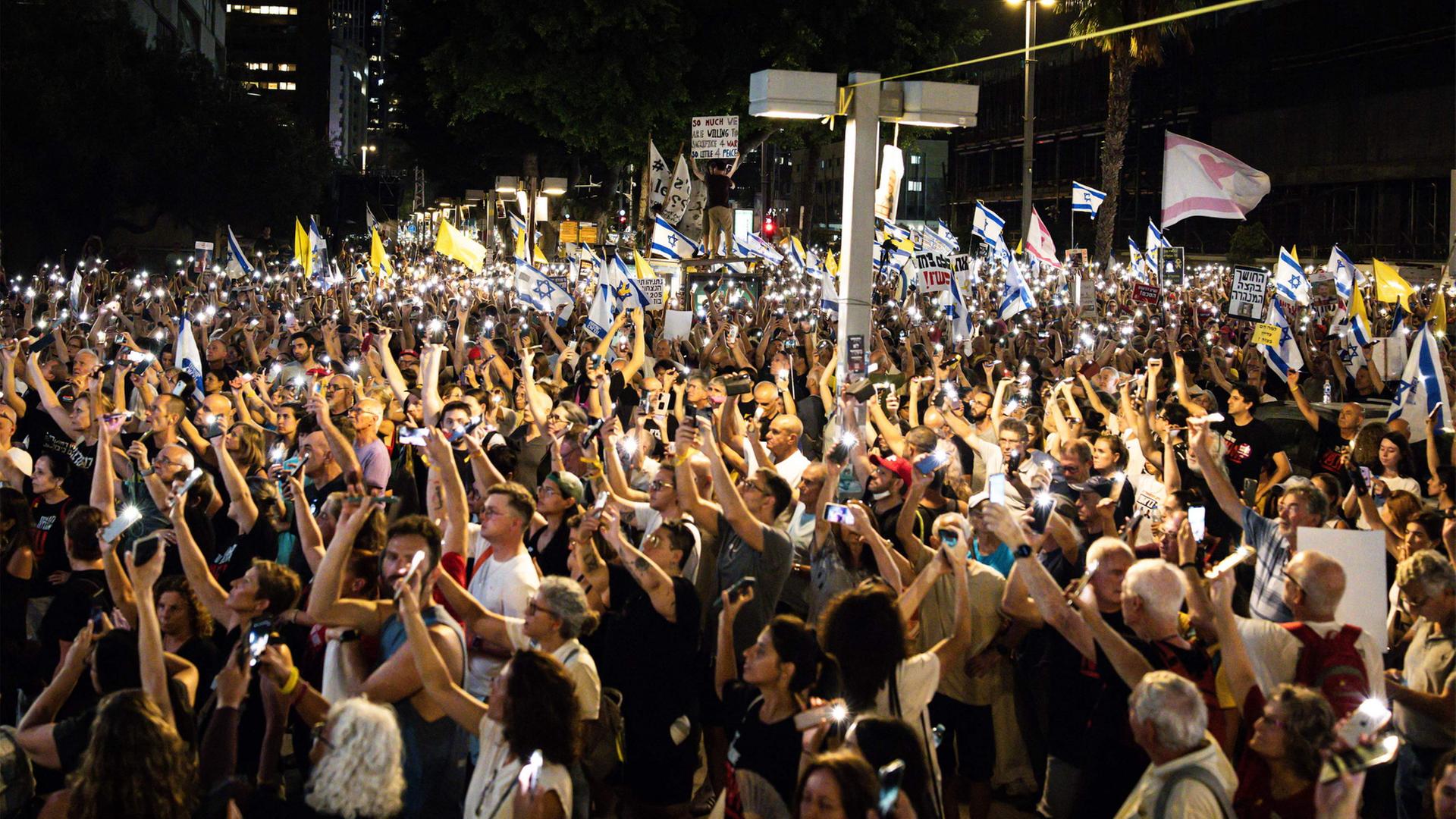 Menschen in Tel Aviv demonstrieren für eine Freilassung der Geiseln. | AFP