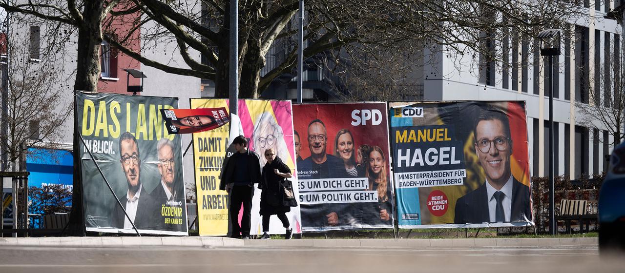 Wahlplakate sind in Böblingen zu sehen.