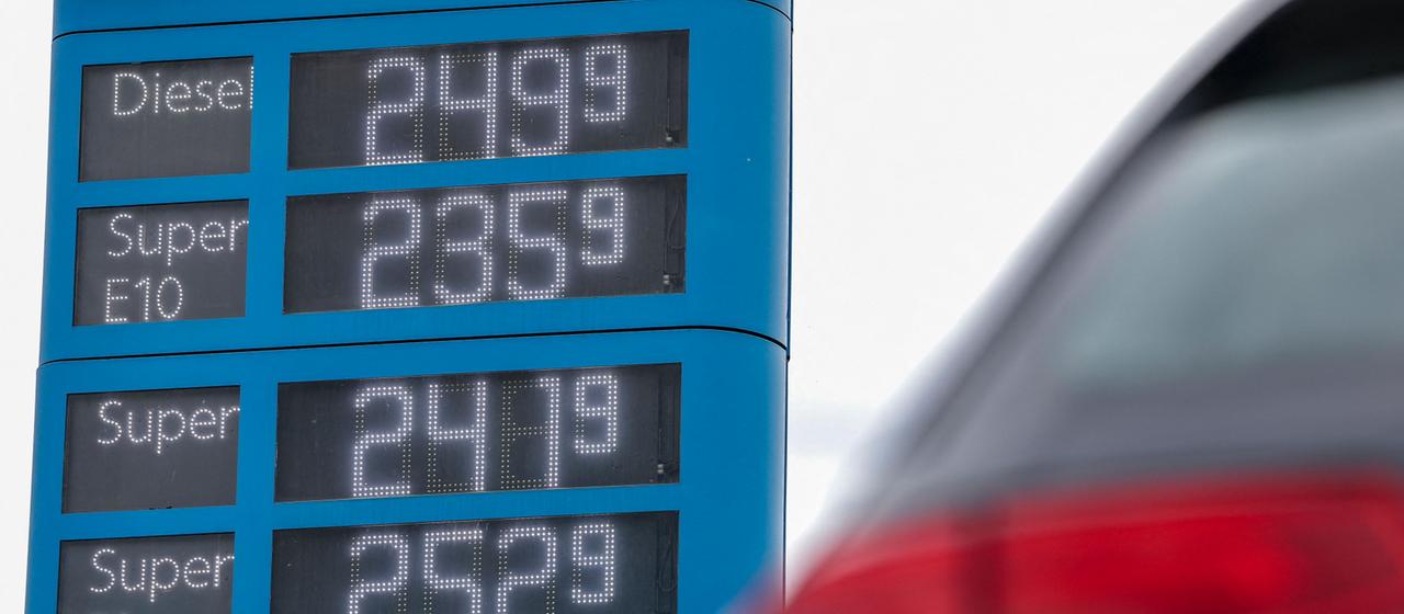 Die Preisanzeiger für Benzin und Diesel an einer Tankstelle