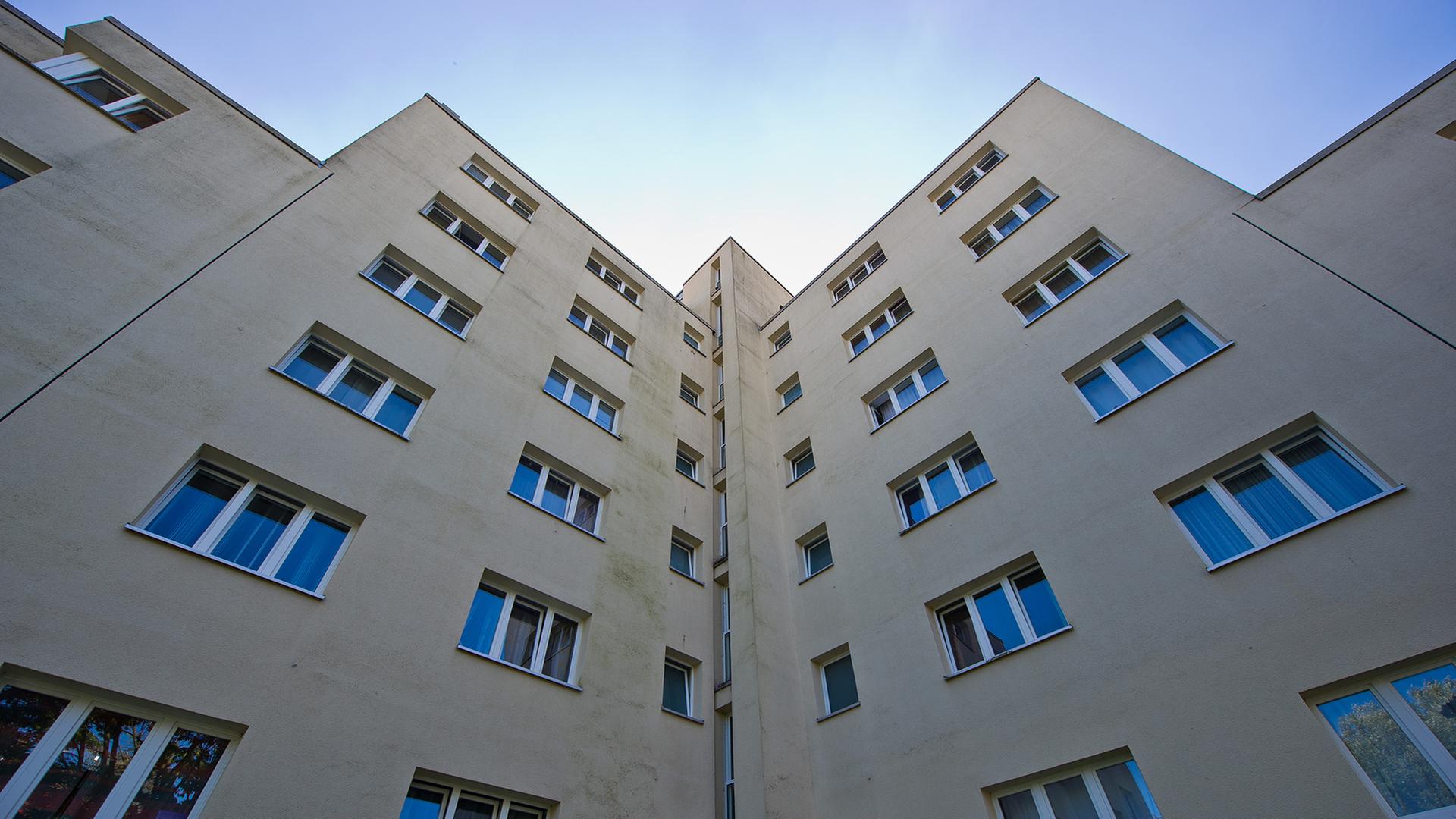 Die Fassade eines Wohnblocks in Hannover | dpa