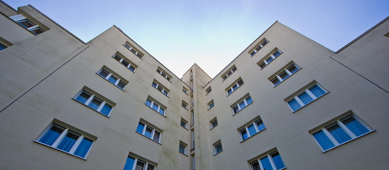 Die Fassade eines Wohnblocks in Hannover