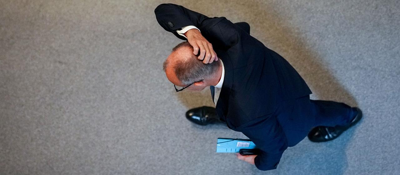 Friedrich Merz verlässt eine Sitzung des Bundestags