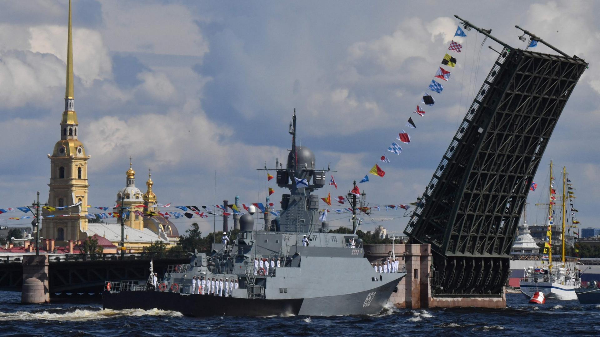 Ein Kriegsschiff bei der Flottenparade in St. Petersburg (Aufnahme vom 28.7.2024) | AFP
