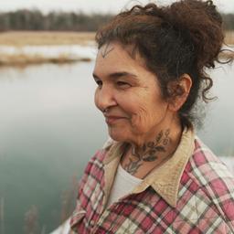 Eine Frau steht am Mississippi