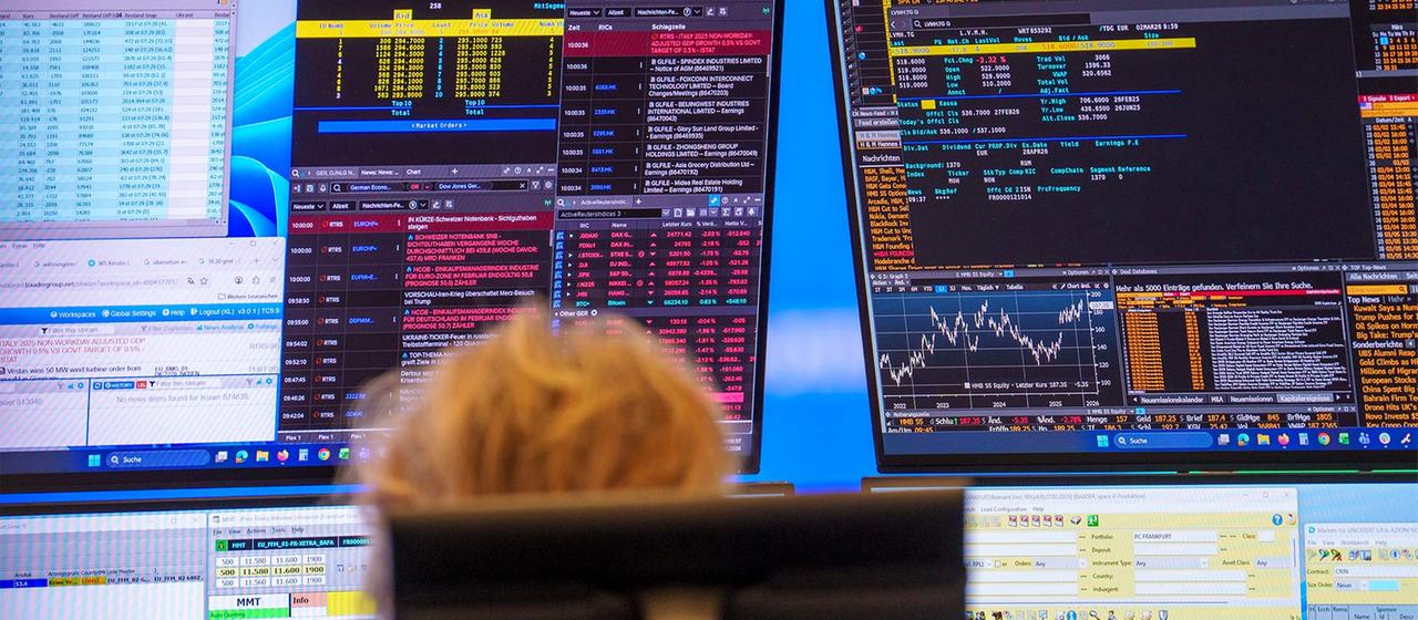 Börsenhändlerin vor Monitoren an der Frankfurter Börse.