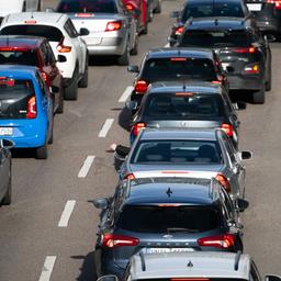 Autos stehen auf einer Autobahn im Stau.