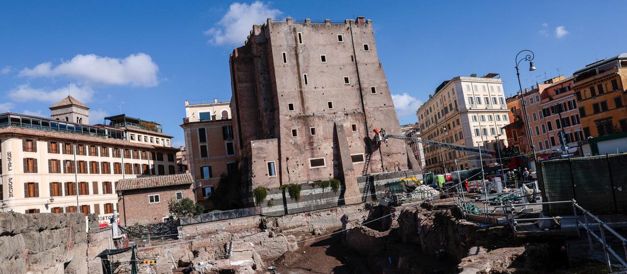 Nach dem Einsturz eines Teils des Turms Torre dei Conti in Rom sind Einsatzkräfte am Unfallort im Einsatz.