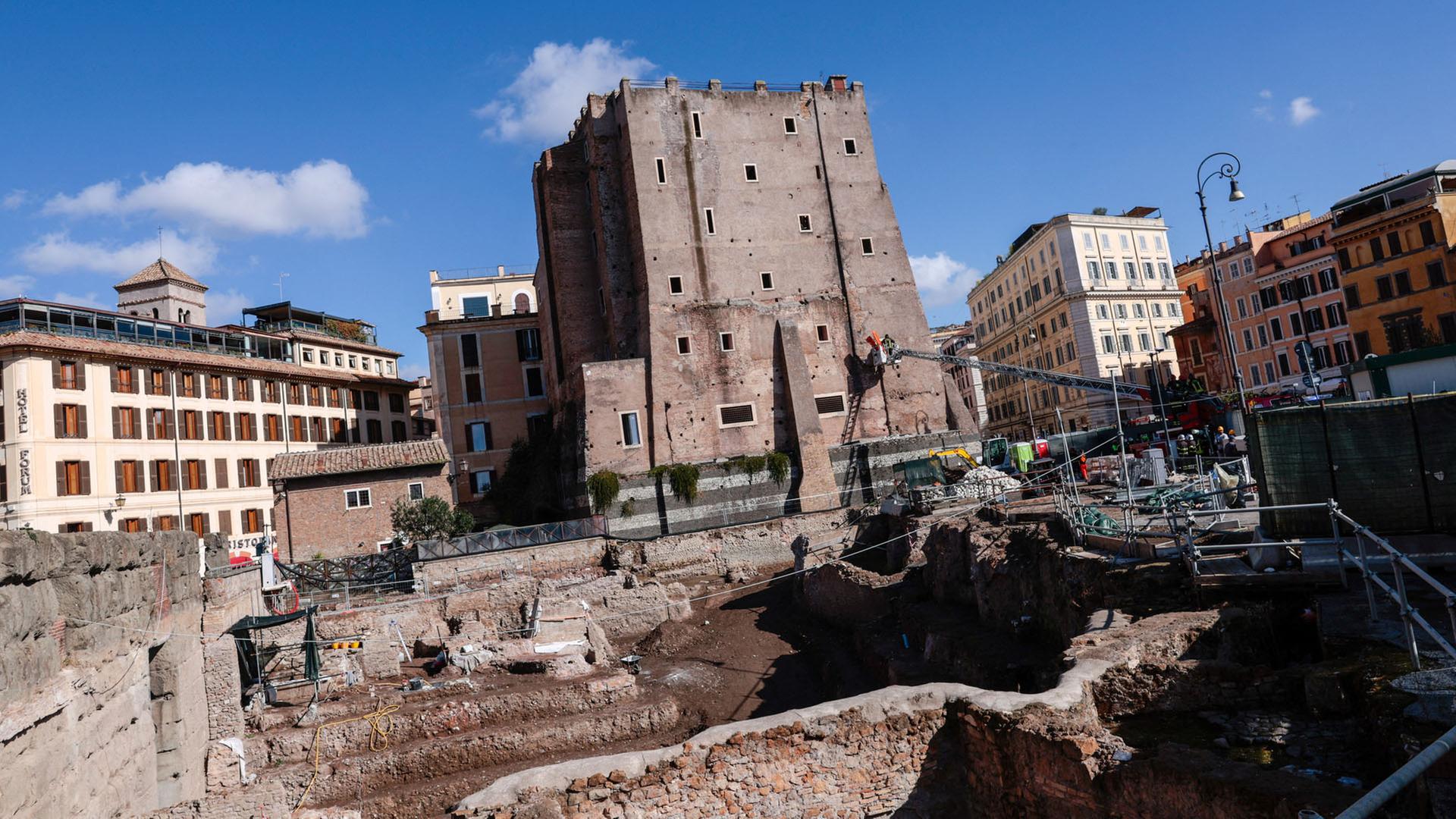 Mitglieder der Rettungsdienste arbeiten am Unglücksort, nachdem ein Teil des Torre dei Conti-Turms in Rom eingestürzt ist. | REUTERS