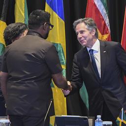 Antony Blinken gibt Irfaan Ali die Hand.