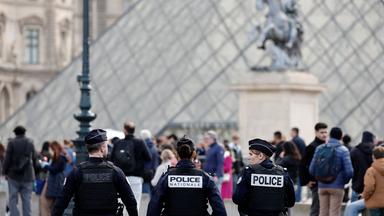 Französische Polizisten gehen in der Nähe der Glaspyramide des Louvre-Museums in Paris vorbei.
