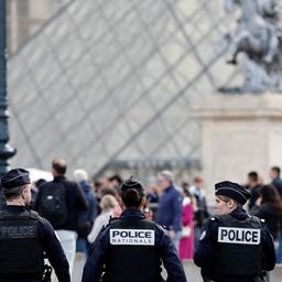 Französische Polizisten gehen in der Nähe der Glaspyramide des Louvre-Museums in Paris vorbei.
