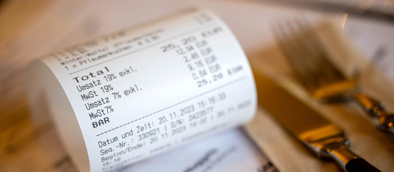 Eine Rechnung liegt in einem Restaurant auf einem Tisch.