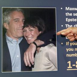 Eine US-Staatsanwältin zeigt auf ein Bild von Ghislaine Maxwell und Jeffrey Epstein