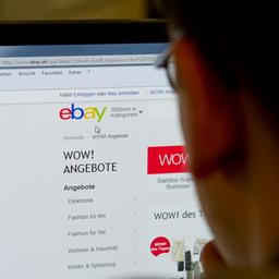 Ein Nutzer schaut auf die Internetseite von ebay.