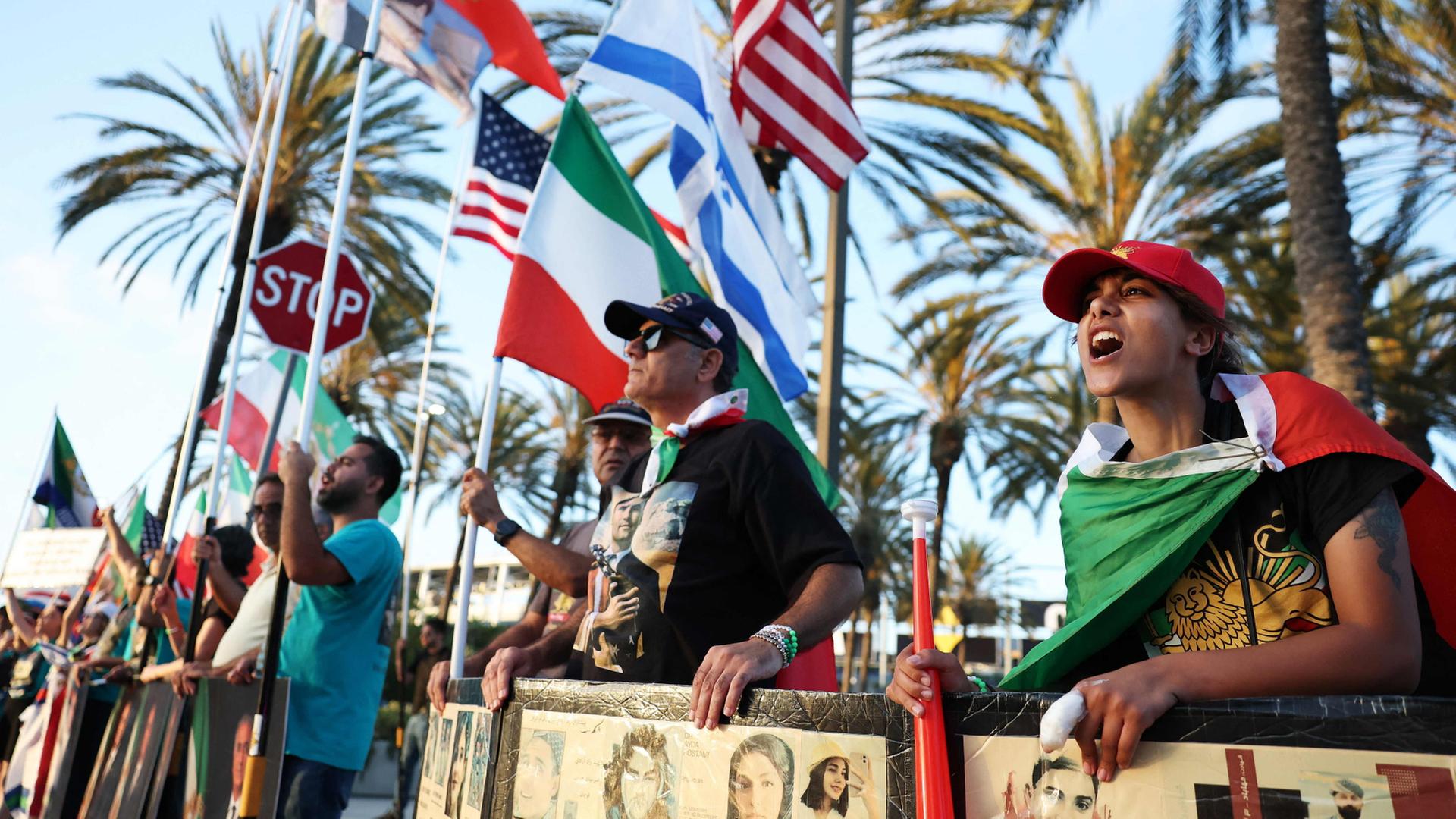 Protestierende in Los Angeles. | Getty Images via AFP