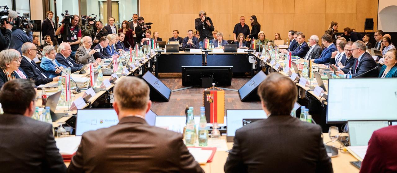 Teilnehmende der Ministerpräsidentenkonferenz in Berlin.
