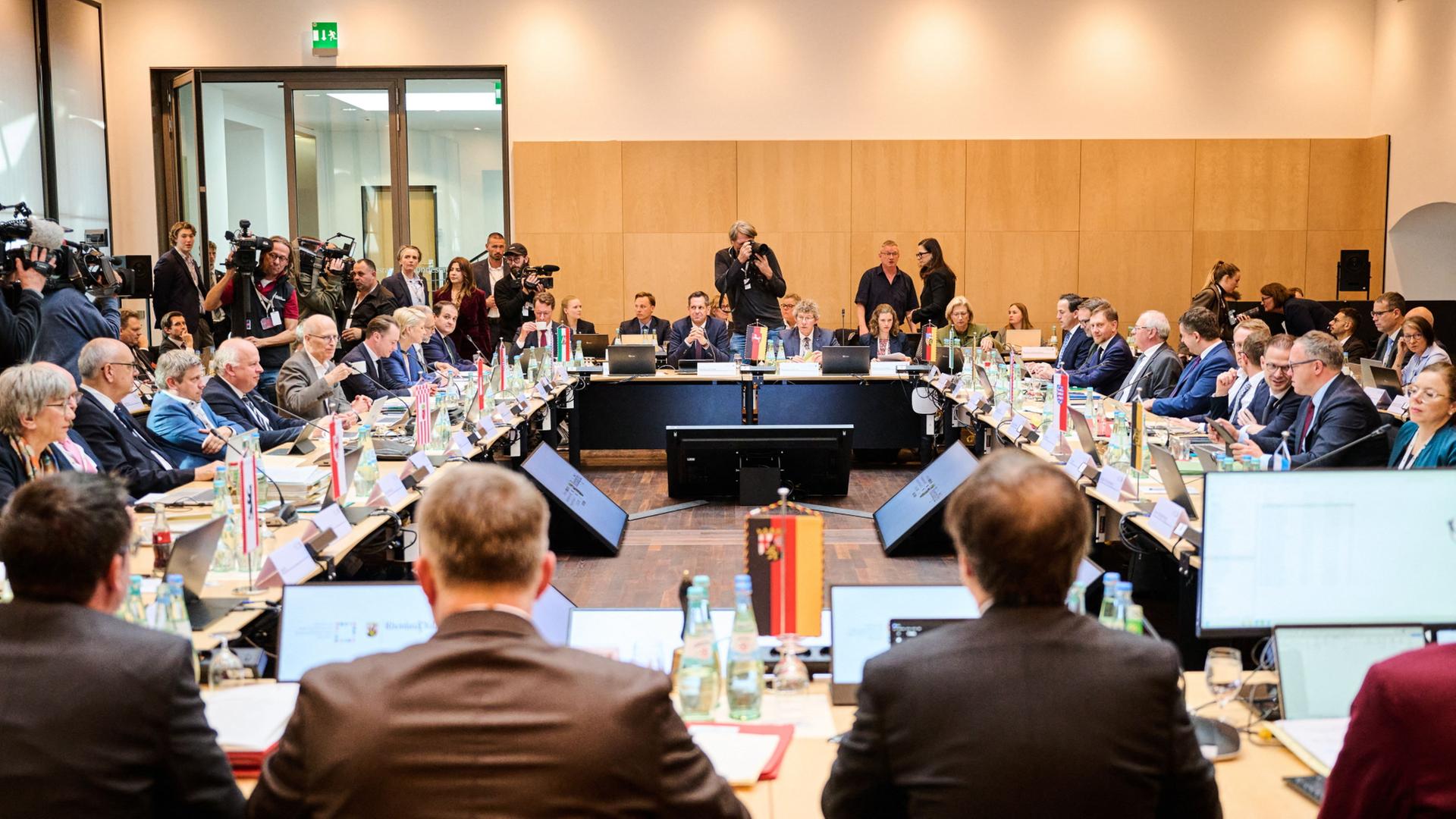 Teilnehmende der Ministerpräsidentenkonferenz in Berlin. | Sebastian Christoph Gollnow/dpa