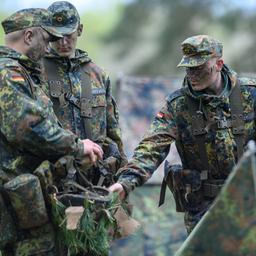 Bundeswehrsoldaten üben auf dem Standortübungsplatz in Burg (Sachsen-Anhalt) den Zeltbau.  