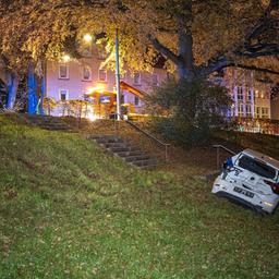 Bus kollidierte mit einem PKW, Durch den Aufprall wurde der PKW nach rechts in einen Busch und schließlich einen Abhang hinunter gedrückt. 