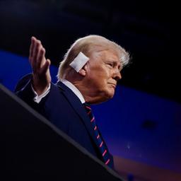 Donald Trump mit Pflaster am Ohr auf der  Republican National Convention 