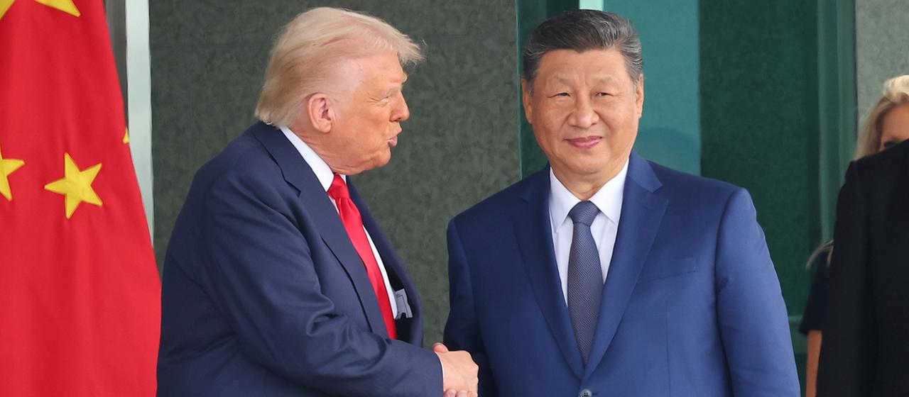 Donald Trump und Xi Jinping schütteln sich die Hände.