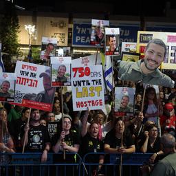 Menschen demonstrieren in Tel Aviv, Israel, für eine Rückgabe der toten Geiseln aus dem Gazastreifen.