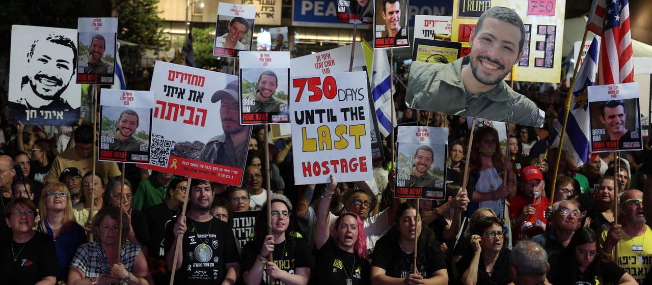 Menschen demonstrieren in Tel Aviv, Israel, für eine Rückgabe der toten Geiseln aus dem Gazastreifen. | AFP Menschen demonstrieren in Tel Aviv, Israel, für eine Rückgabe der toten Geiseln aus dem Gazastreifen.