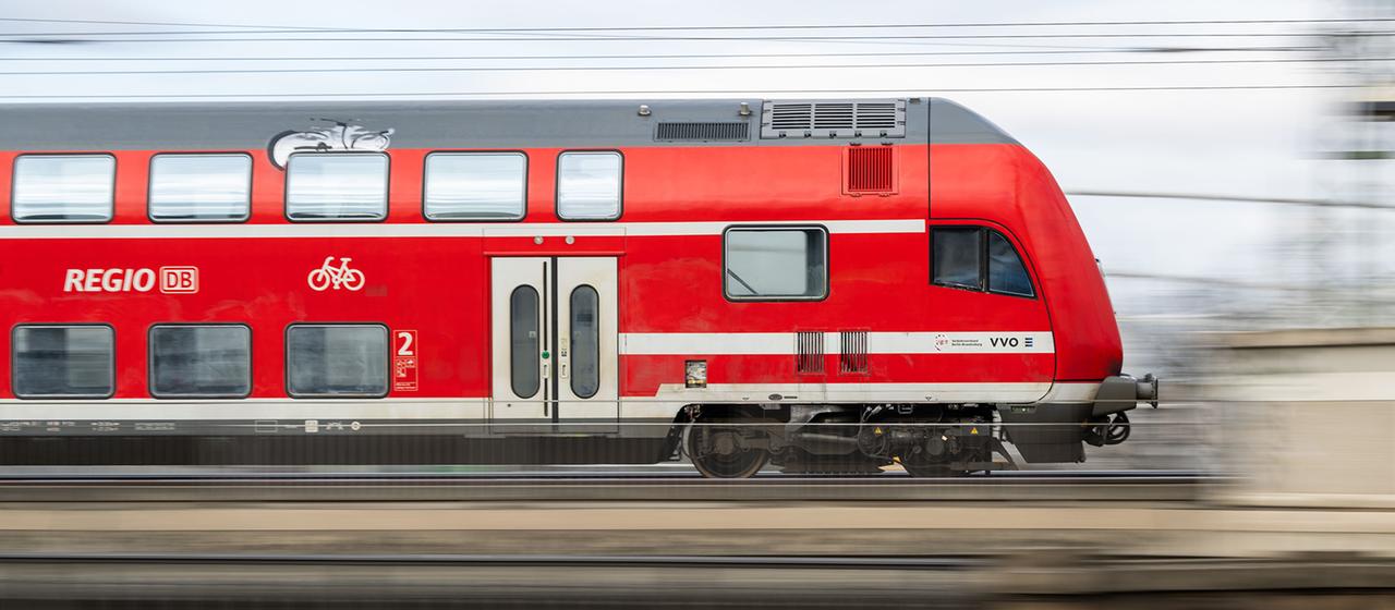 Ein Regionalexpress der DB Regio fährt über die Marienbrücke.