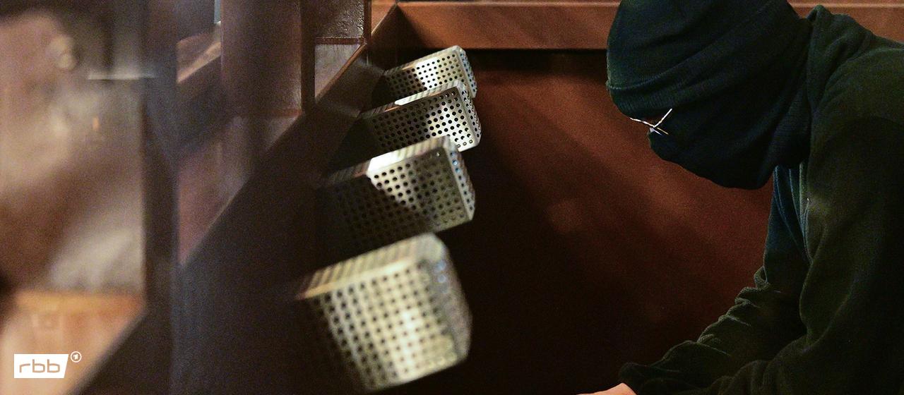 Der Angeklagte Wassim Al M. sitzt am 20.11.2025 zu Prozessbeginn im Saal des Kriminalgerichts Moabit. (Quelle: Picture Alliance/Sebastian Gollnow)