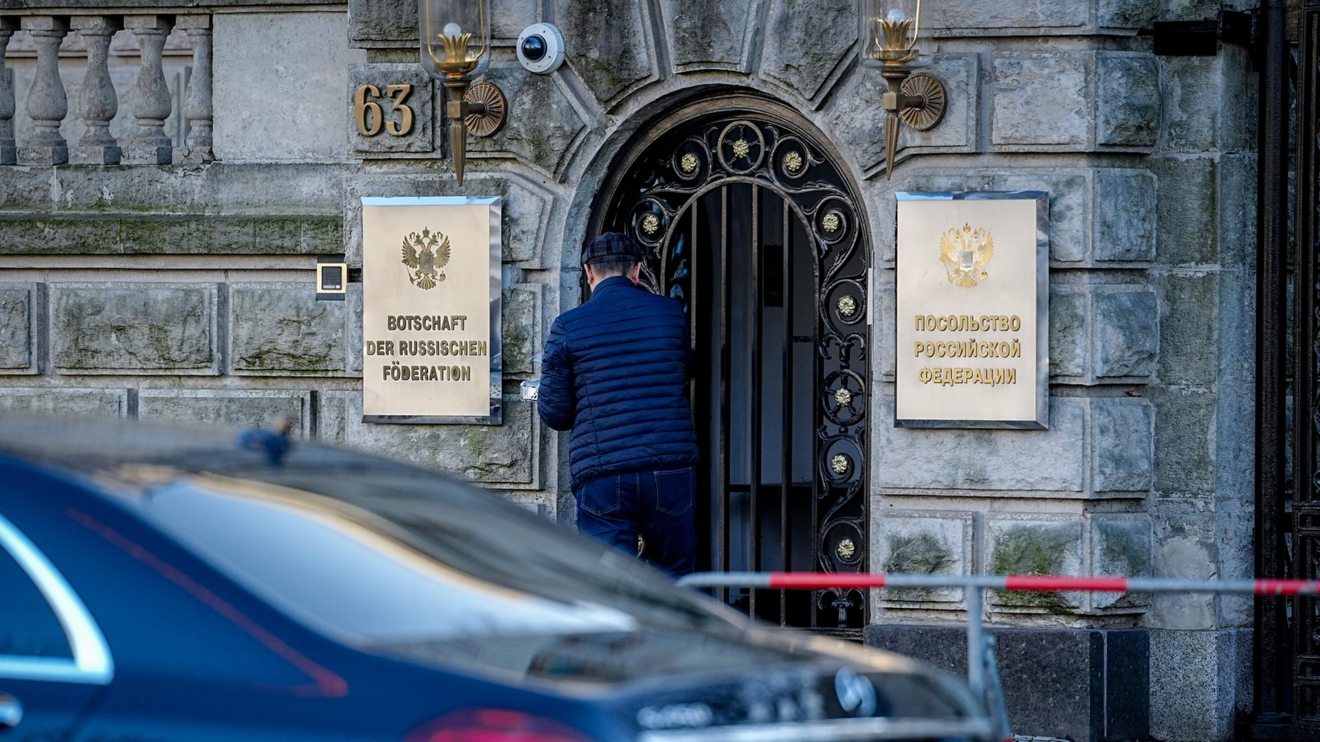 Ein Mann betritt den Eingang zur russischen Botschaft. | dpa