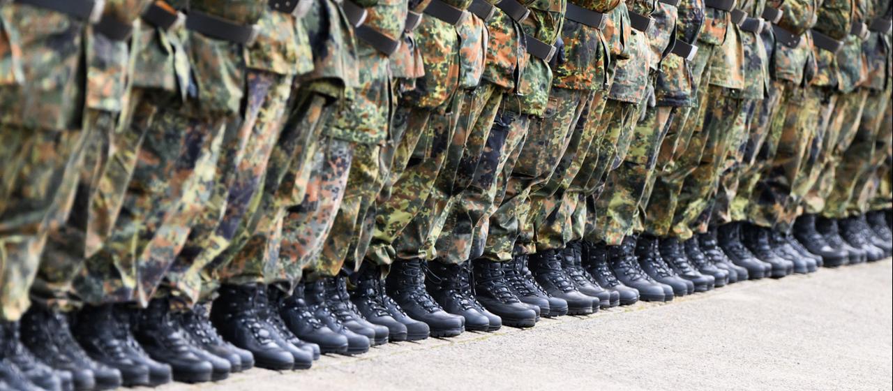 Soldaten stehen in der Hauptfeldwebel-Lagenstein-Kaserne beim feierlichen Appell