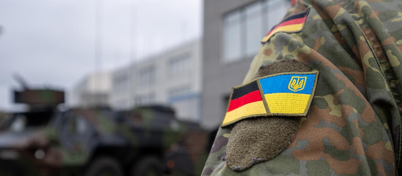 Ein deutscher Soldat trägt ein deutsch-ukrainisches Abzeichen auf der Uniform. (Archivbild: 12.10.2025)