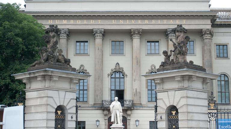 Blick auf den Eingang der Humboldt-Universität in Berlin.