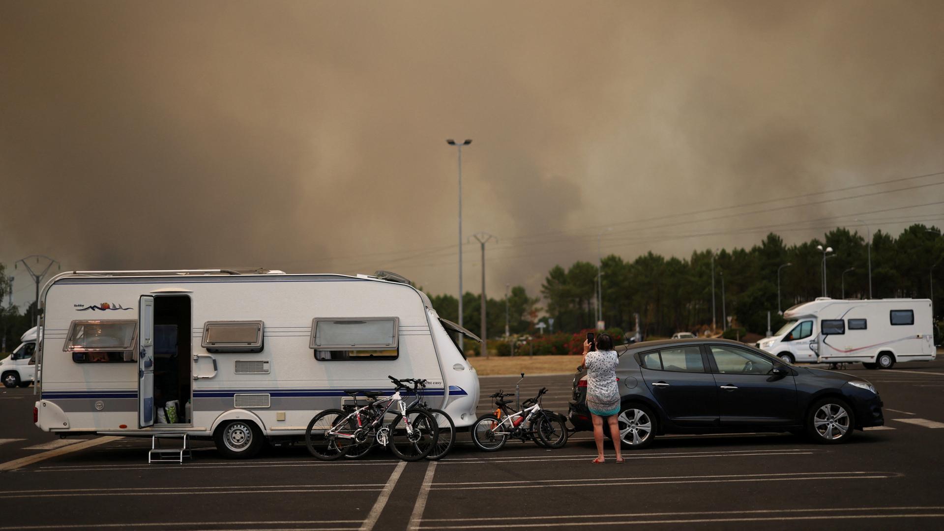 Frankreich und Spanien: Feuer wüten weiter - Campingplätze geräumt