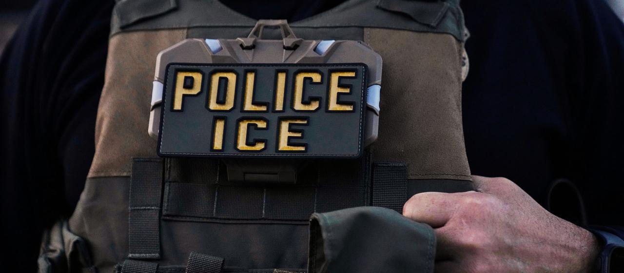 Ein Beamter der Einwanderungs- und Zollbehörde (ICE).