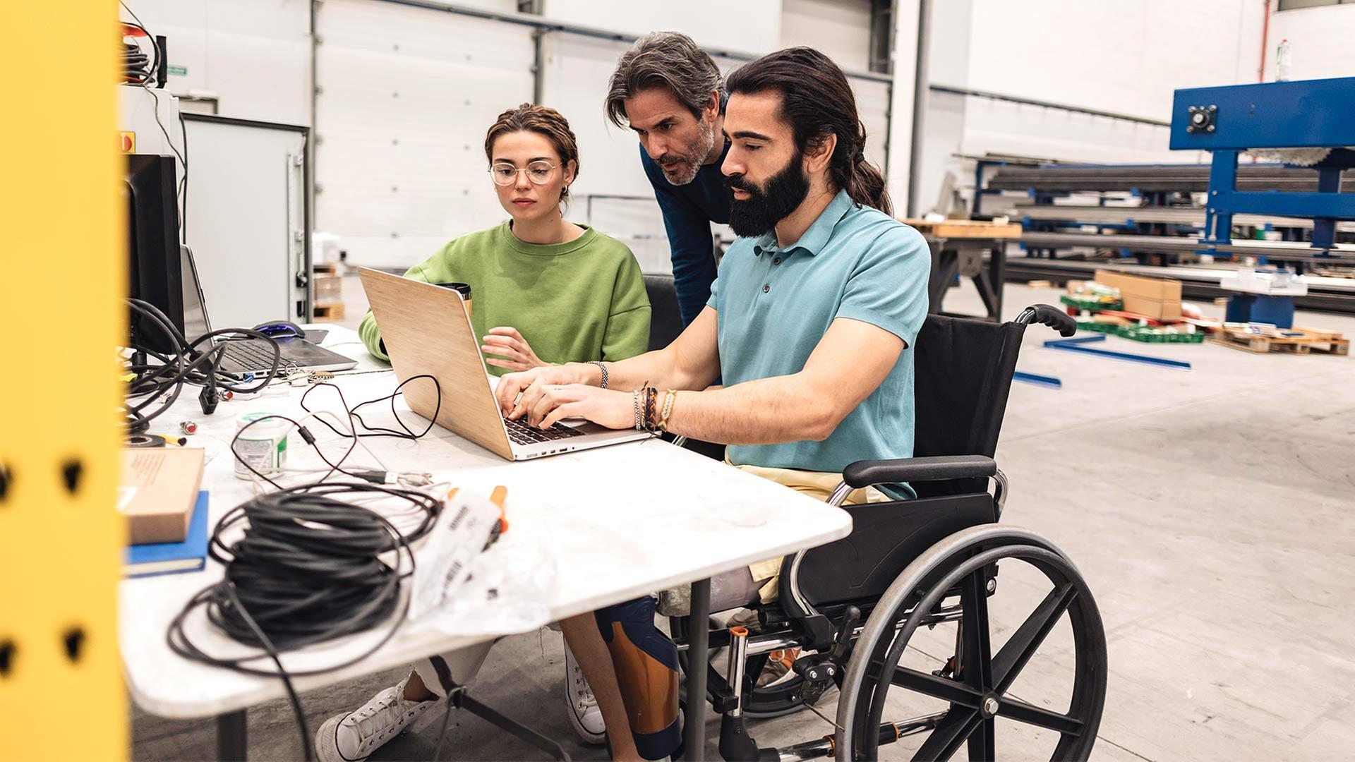 Person im Rollstuhl am Arbeitsplatz. | picture alliance / Westend61