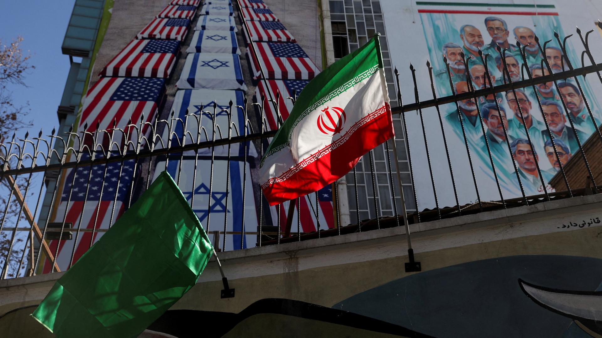 Eine iranische Flagge am Zaun | via REUTERS