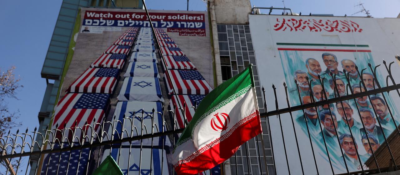 Eine iranische Flagge am Zaun