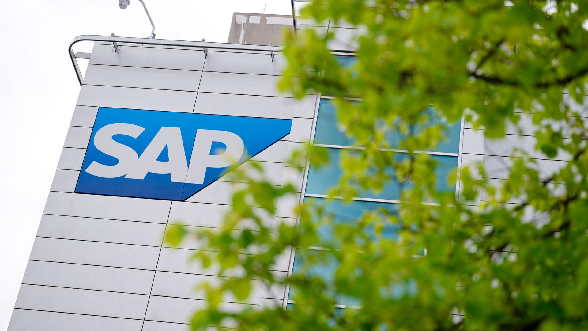 Das Logo des Softwarekonzerns SAP ist am Hauptgebäude des Unternehmens  | picture alliance/dpa