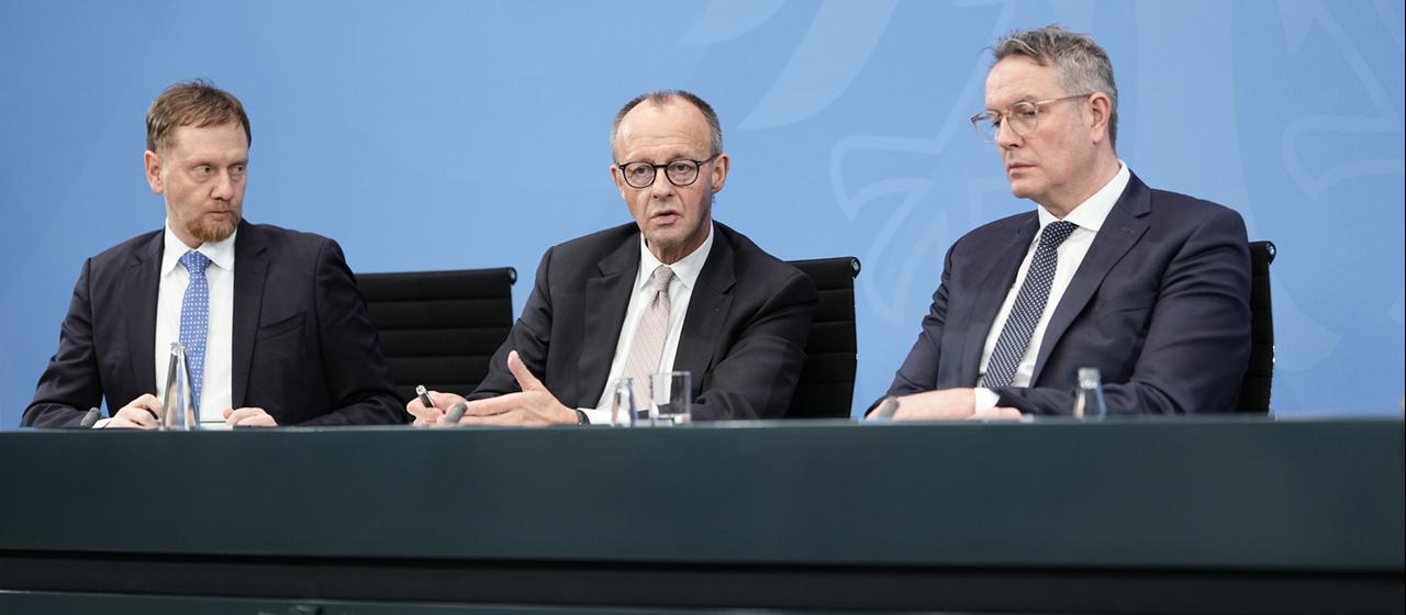 Michael Kretschmer, Friedrich Merz und Alexander Schweitzer.