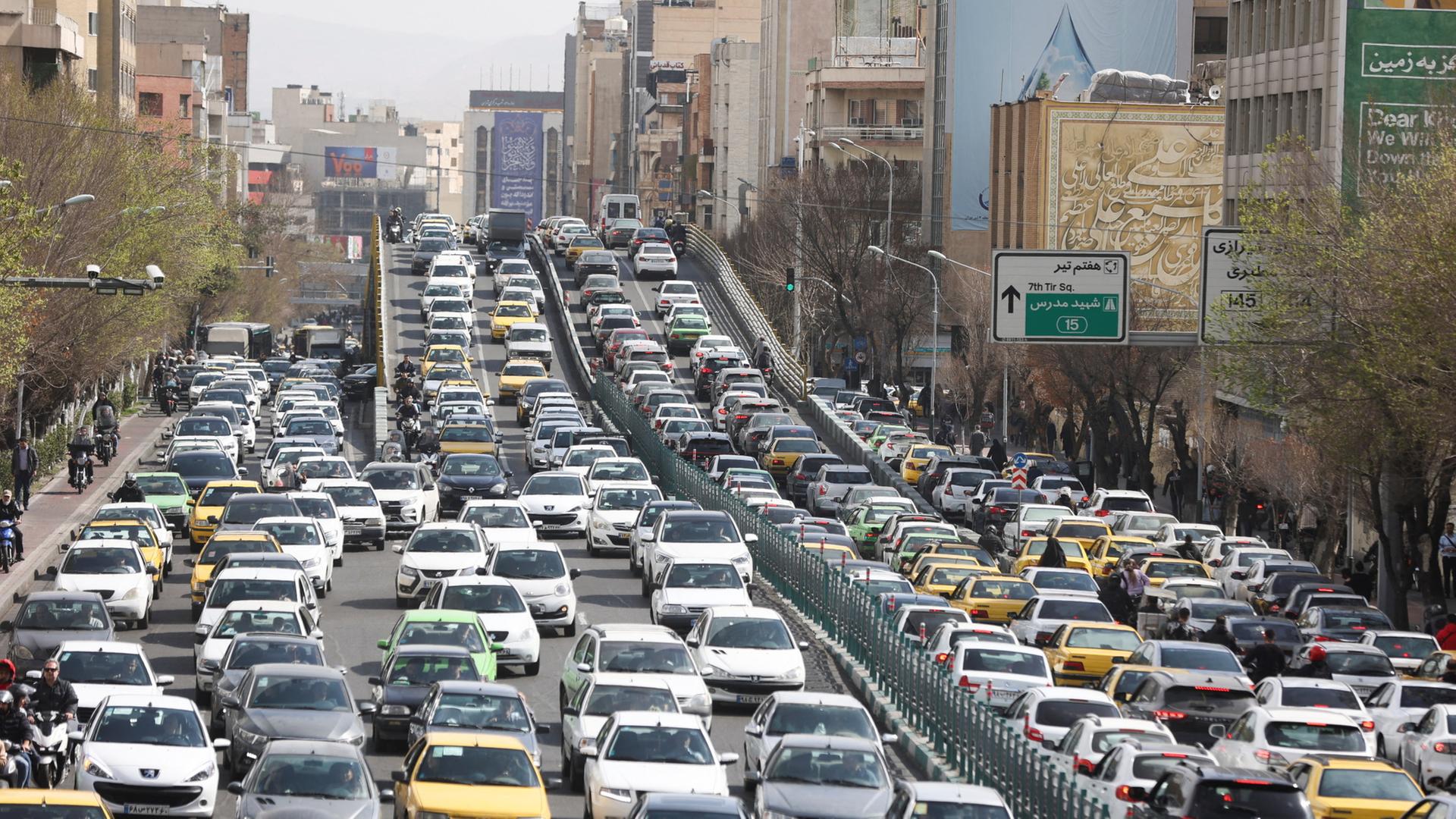 Viele Fahrzeuge reihen sich während einer Verkehrssperre in Teheran, Iran, auf. | via REUTERS
