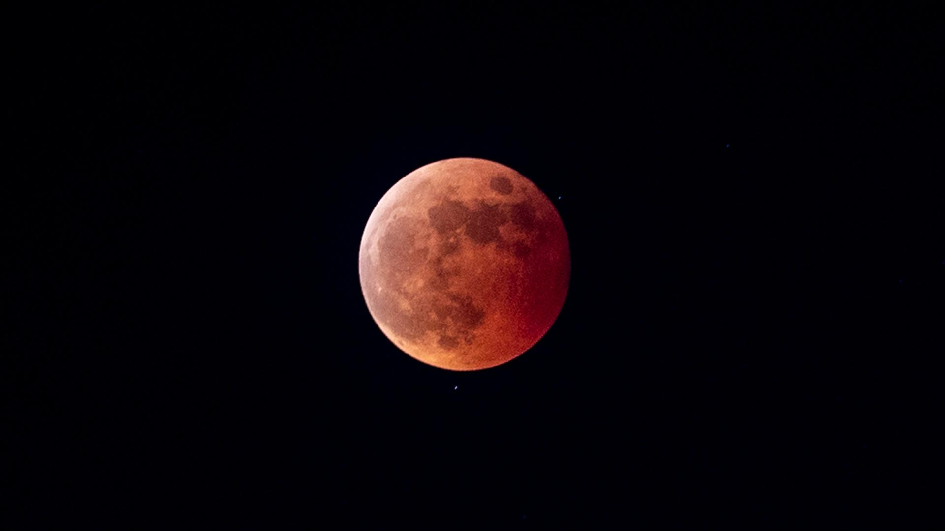 Eine totale Mondfinsternis ist am 8. November 2022 über der Stadt Lianyungang in der chinesischen Provinz Jiangsu zu sehen. | picture alliance / CFOTO