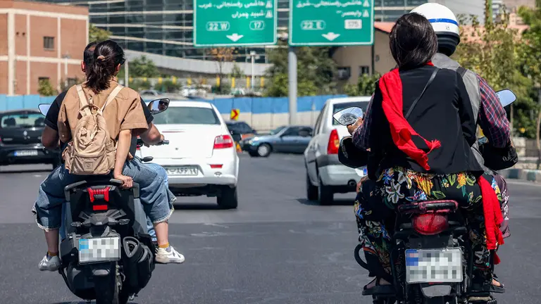 Warum immer mehr Frauen im Iran Motorrad fahren