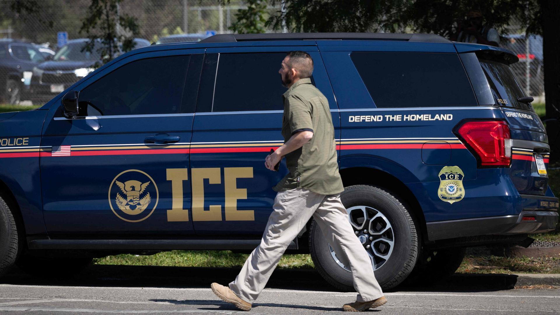 Ein Fahrzeug der Einwanderungsbehörde ICE steht in Chicago auf einer Straße. | Getty Images via AFP