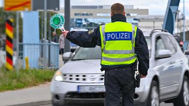 Ein deutscher Bundespolizist bei einer Grenzkontrolle