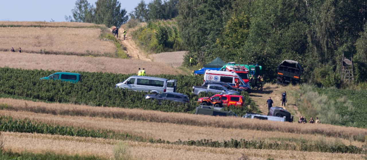 Ermittler an der Absturzstelle bei Lublin in Polen.