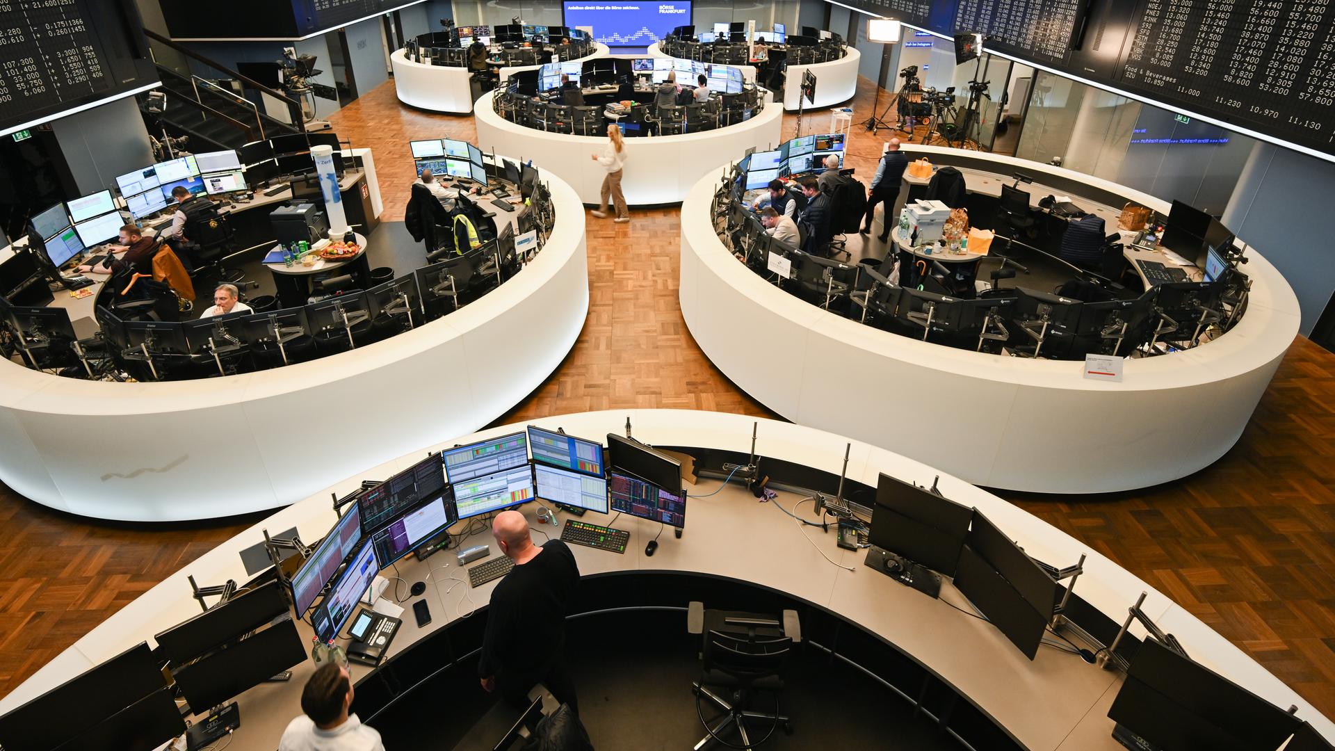 Börsenhändler arbeiten im Handelssaal der Frankfurter Wertpapierbörse (Archivbild) | dpa