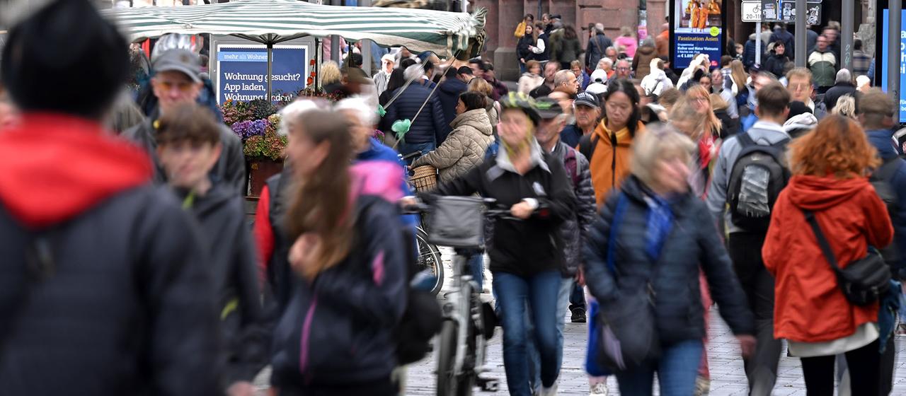 Zahlreiche Passanten gehen durch die Leipziger Innenstadt.