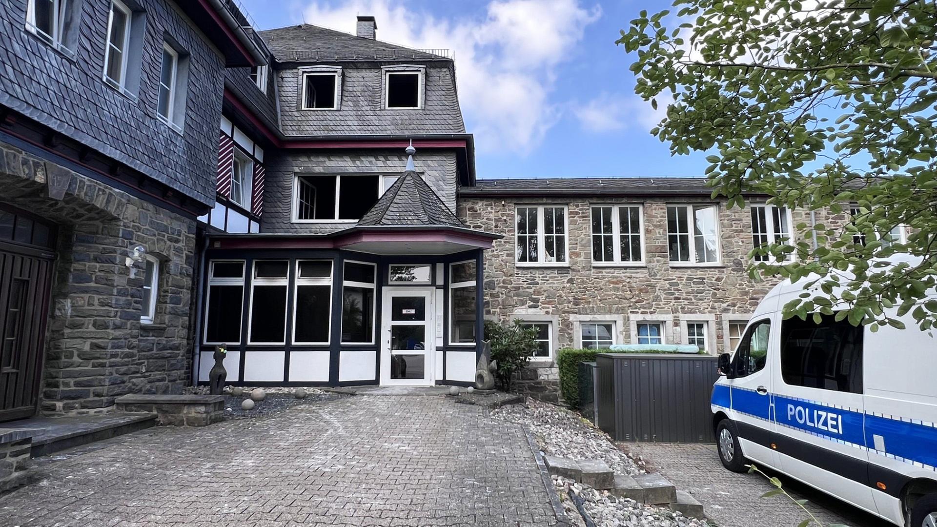 Das Josefshaus in Monschau von auÃen, rechts daneben parkt ein Polizeiwagen | WDR/ Sabine Rieck